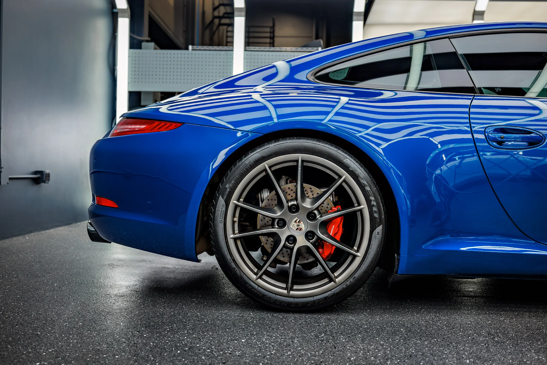 A refinished wheel on a Porsche 911 after barrel-deep cleaning.